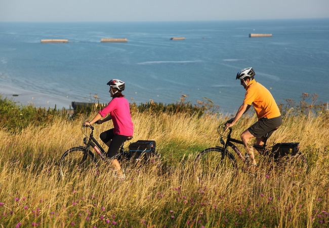 Couple cycling on the Eurovélo 4 cycle route
