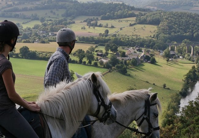 Cavaliers en balade à cheval à Clecy dans le Calvados en Normandie