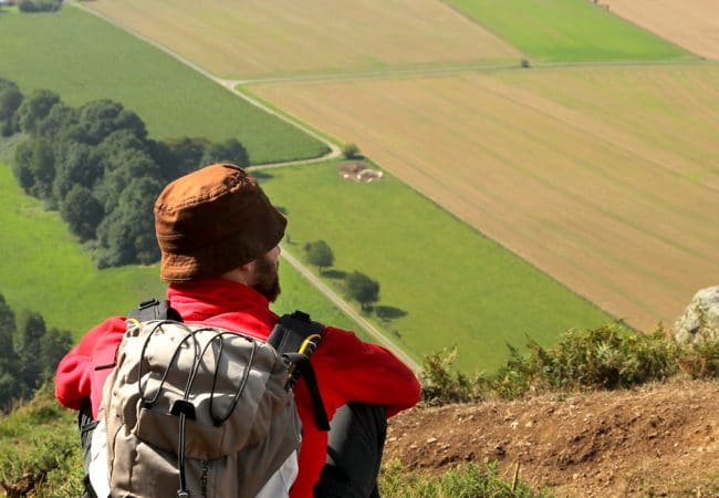 Homme admirant la vue lors d'une balade pédestre