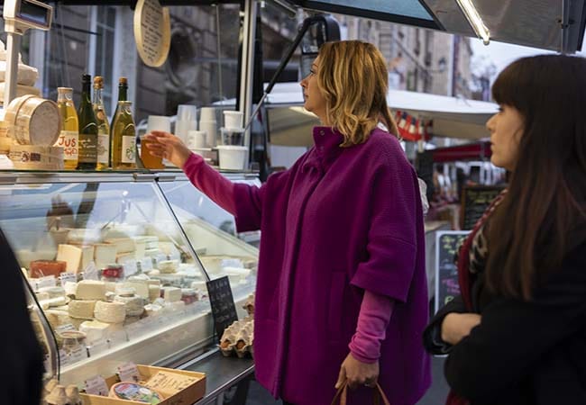 Femme sur le marché achetant du fromage