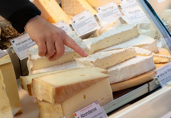 Vitrine de fromages sur le marché 