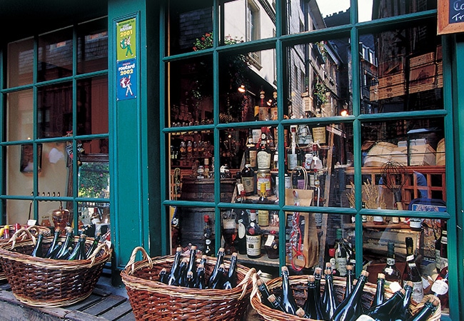 Vitrine de boutique vendant des produits locaux