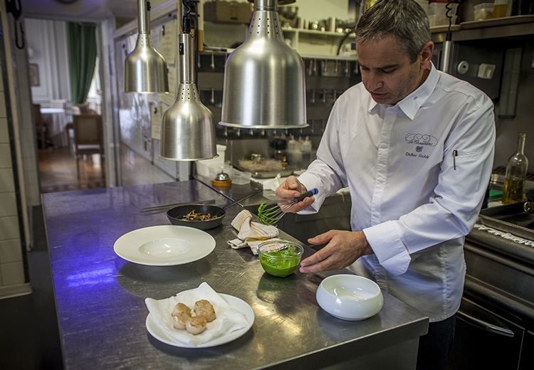 Chef cuisinier dans sa cuisine