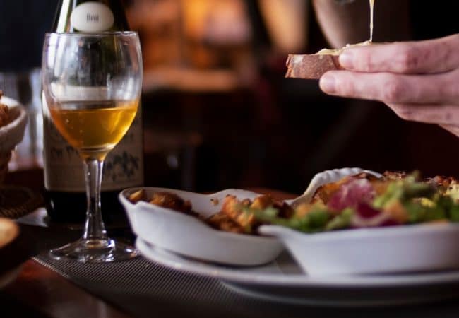 verres de cidre et plats normands à l'auberge des deux tonneaux