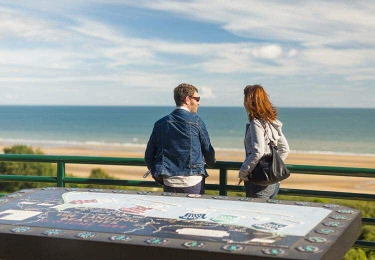 Homme et femme regardant la mer