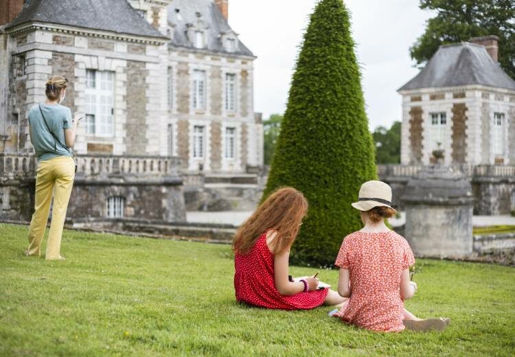 Enfants et femme dans un parc