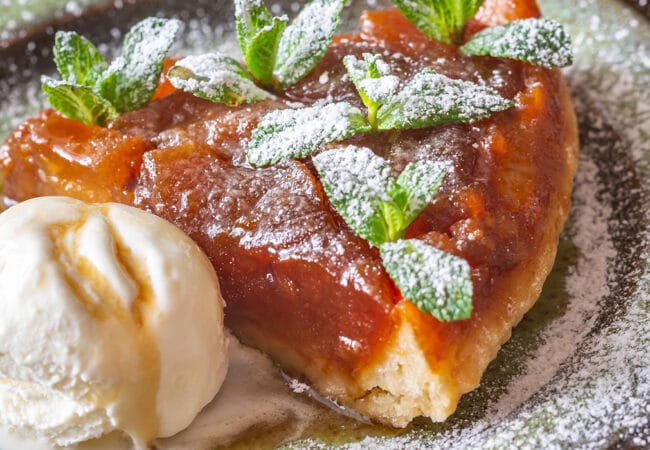 Part de tarte tatin avec une boule de glace vanille